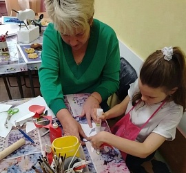 Тепло детских рук: барнаульские дошкольники сделали подарки бойцам СВО